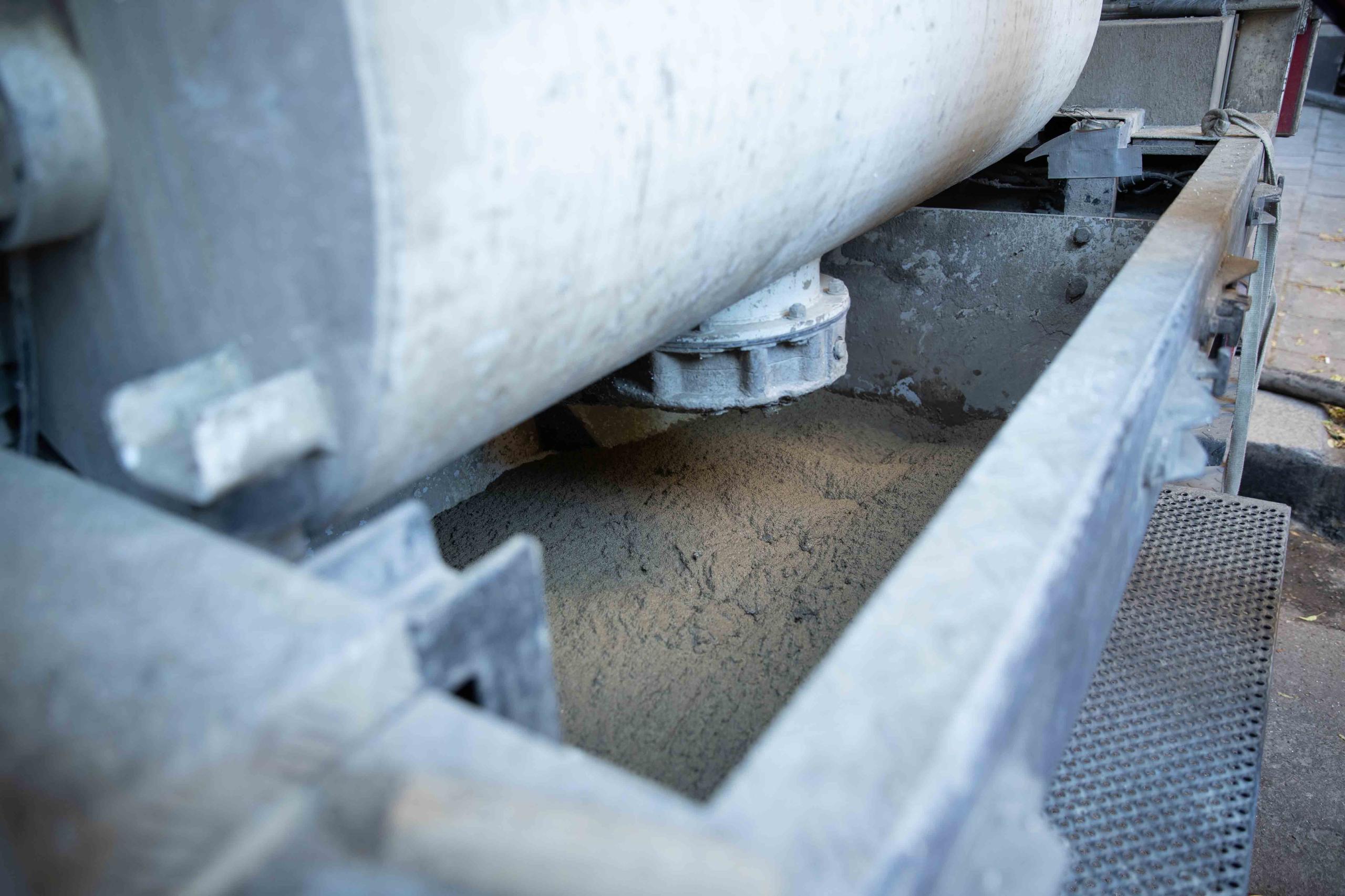 Mixing unit on a mobile plant dosing dry material before pumping